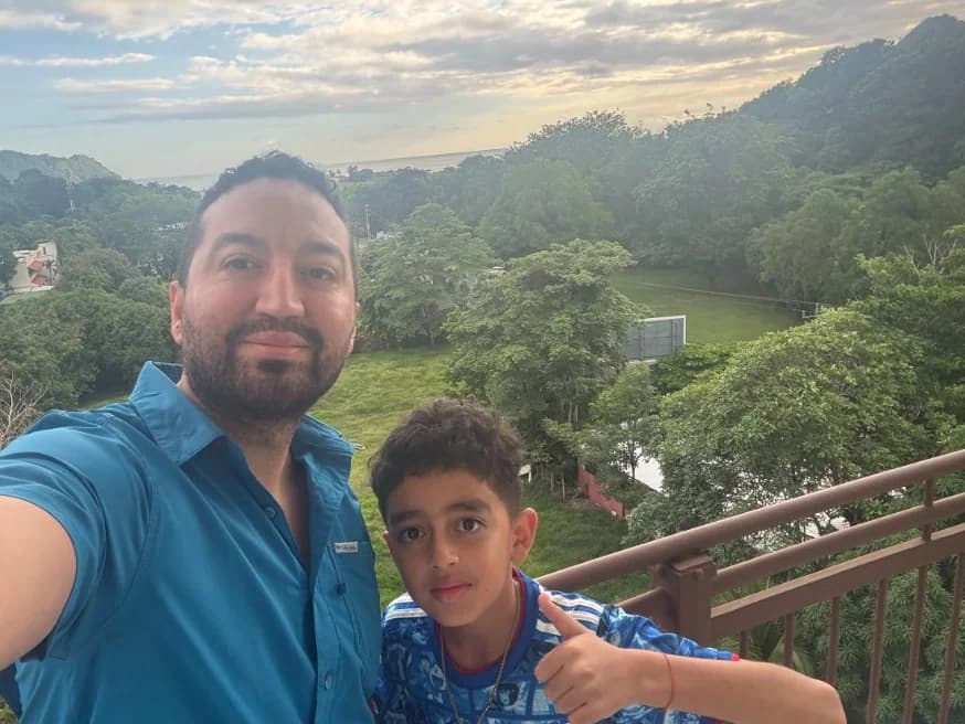 Luis Rojas, fundador de PractiKids, con su hijo